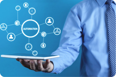 Persona sosteniendo una tableta con una interfaz gráfica que muestra círculos interconectados y diversos íconos representando la automatización. 
