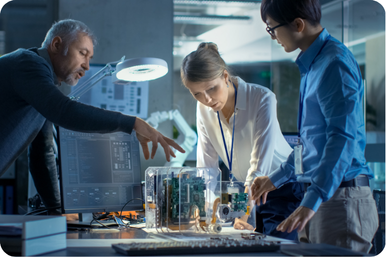 Imagen de tres personas planeando algo.