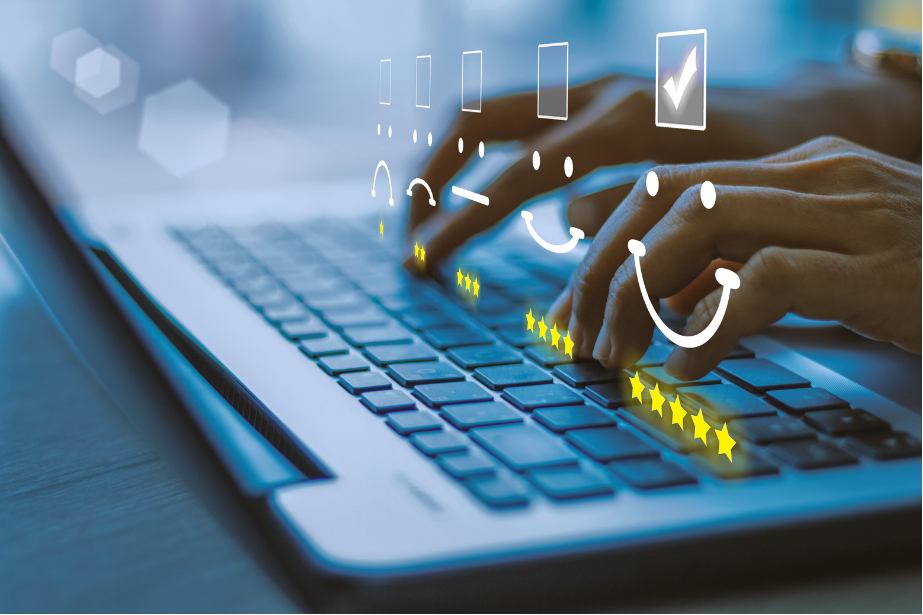 Imagen de una persona tecleando algo en su computadora.